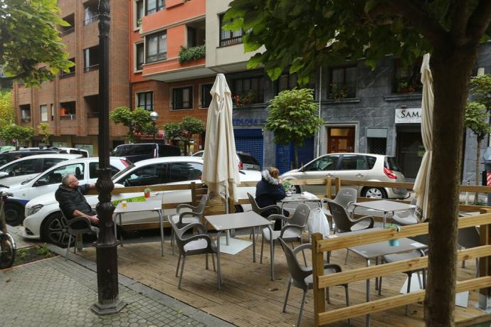 Una de las terrazas colocadas en zona de aparcamiento en el barrio de Gros.