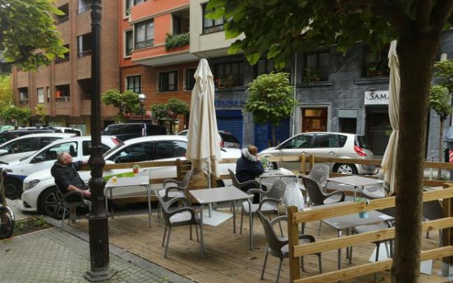 Una terraza de hostelería en zona de aparcamiento en la calle Errenteria.