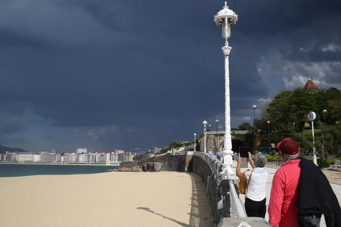 Nubes de tormenta amenazando el cielo de Donostia