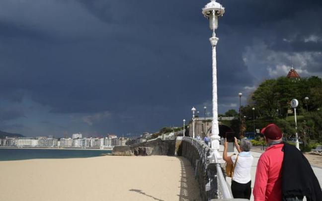 Nubes de tormenta amenazando el cielo de Donostia