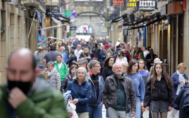 El consejero de Turismo dice que las perspectivas ante el verano son positivas