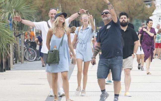 Turistas extranjeros, paseando este martes por La Concha Turistas extranjeros, paseando este martes por La Concha