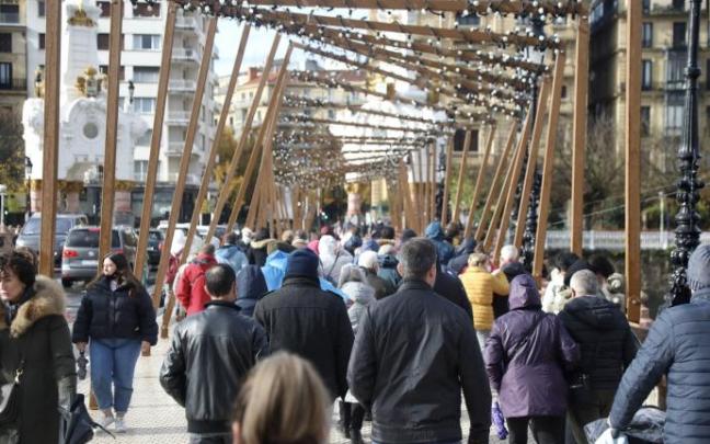 Turistas por donosti el ultimo dia del puente de la Constitucion