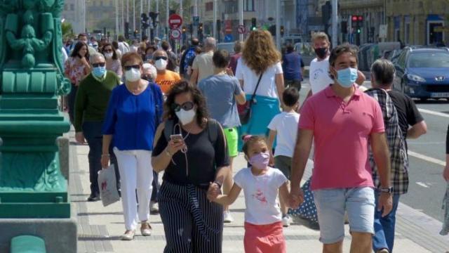 Gente transita por el puente de la Zurriola en Donostia.