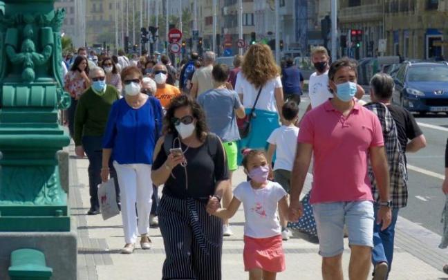 Gente transita por el puente de la Zurriola en Donostia. Gente transita por el puente de la Zurriola en Donostia.