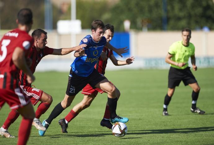 Ilintxeta trata de conducir la pelota ante varios rivales del Arenas