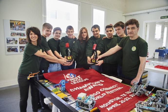 De izquierda a derecha: Eva García (coordinadora), Guillermo Cutillas, Jorge Yuste, Xabier Amoztegui, Pablo Aragón (entrenador), Xabier Ochoa de Olza, Haritz Azpirotz, Alejandro Alday y José Manuel González en las instalaciones de la fundación MTorres.