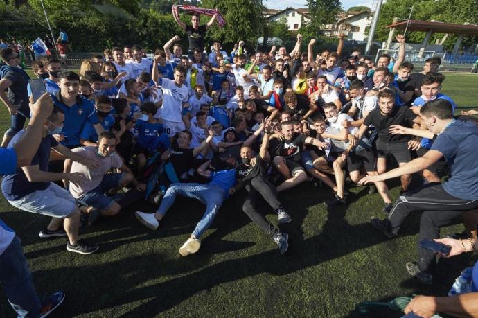 La plantilla del Ardoi celebra el ascenso con los aficionados que se desplazaron a Plazaola