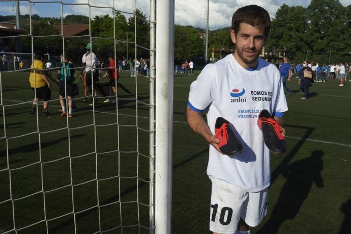 Alvarito posa con las botas que le regaló Morcillo.