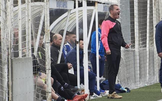 Xabi Mata da instrucciones el día del Txantrea.