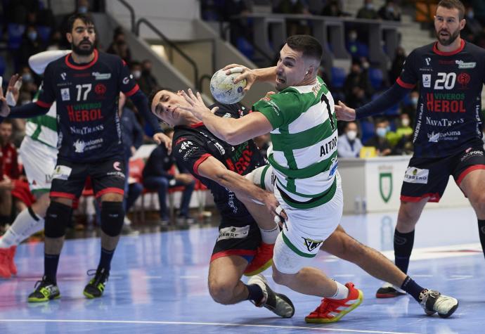 Aitor García lanza en el partido