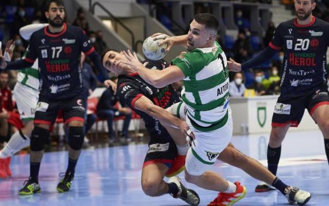 Aitor García lanza en el partido