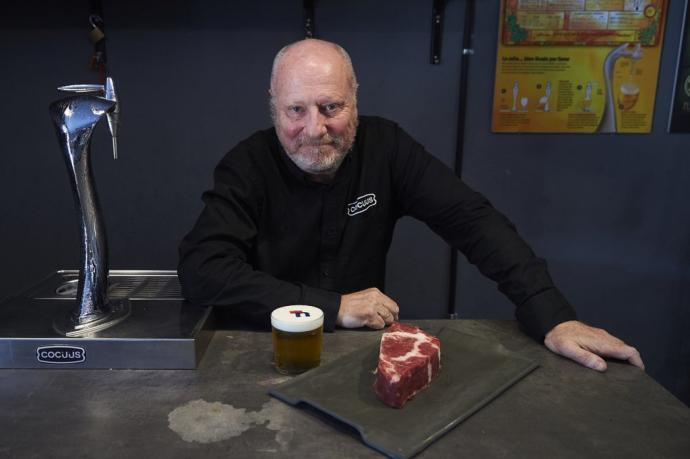 Patxi Larumbe, fundador de Cocuus, posa junto a un chuletón impreso y una cerveza con el logo del Diario de Noticias.