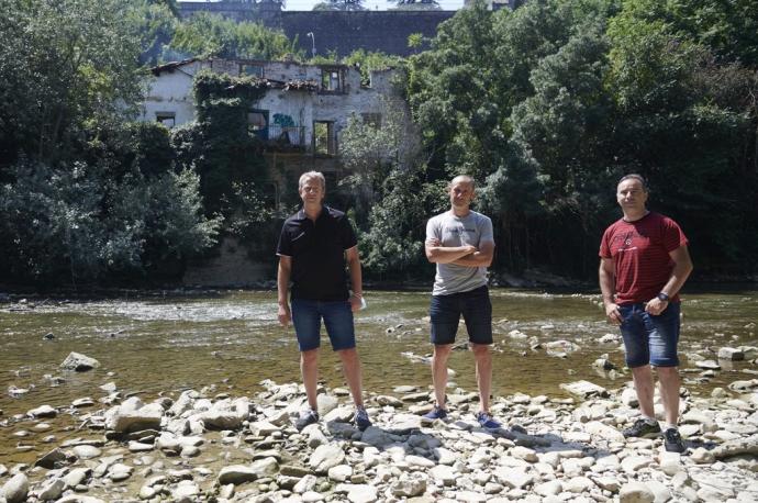 Ismael Cuadrado, Peio Amatriáin e Imanol Retegi, frente a la Casa de Curtidores que pretenden rehabilitar.