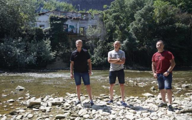 Ismael Cuadrado, Peio Amatriáin e Imanol Retegi, frente a la Casa de Curtidores que pretenden rehabilitar.