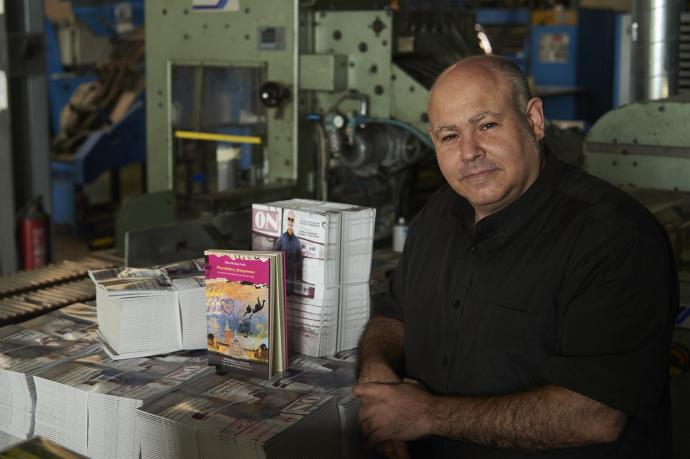 Mikel Razkin posa en la rotativa de DIARIO DE NOTICIAS junto a su nuevo libro y la última edición de la revista ON del Grupo Noticias.