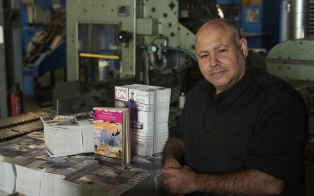 Mikel Razkin posa en la rotativa de DIARIO DE NOTICIAS junto a su nuevo libro y la última edición de la revista ON del Grupo Noticias.