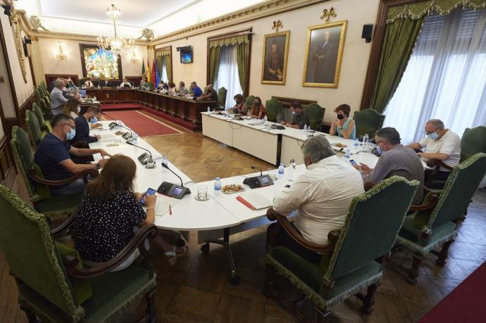 Imagen captada esta jueves, con los 27 concejales presentes por primera vez en el salón plenario desde el estallido de la pandemia.