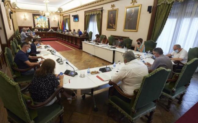 Imagen captada esta jueves, con los 27 concejales presentes por primera vez en el salón plenario desde el estallido de la pandemia.
