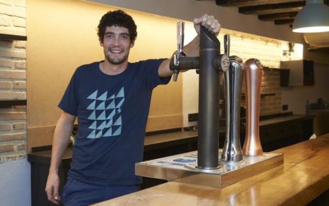 Eduardo Catalán Núñez, nuevo dueño del asador, posa en el interior del Erretegia. ?