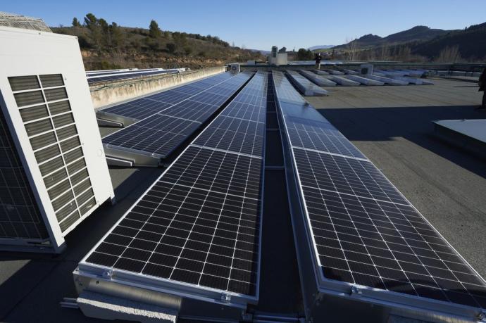 Placas solares en la planta de la empresa Schneider Electric en Puente la Reina.