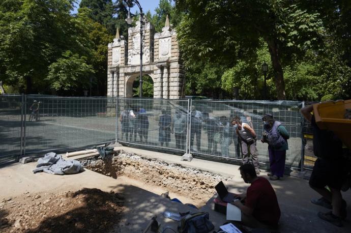 La zona del hallazgo ha tenido un tráfico constante de personas para ver los trabajos de arqueología.