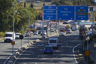 Vehículos circulando por el nuevo nudo viario entre la autovía A-12 y la A-15.