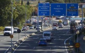 Vehículos circulando por el nuevo nudo viario entre la autovía A-12 y la A-15. Vehículos circulando por el nuevo nudo viario entre la autovía A-12 y la A-15.