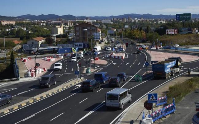El nuevo carril para coger la A-15 en dirección San Sebastián, a mano izquierda. El nuevo carril para coger la A-15 en dirección San Sebastián, a mano izquierda.