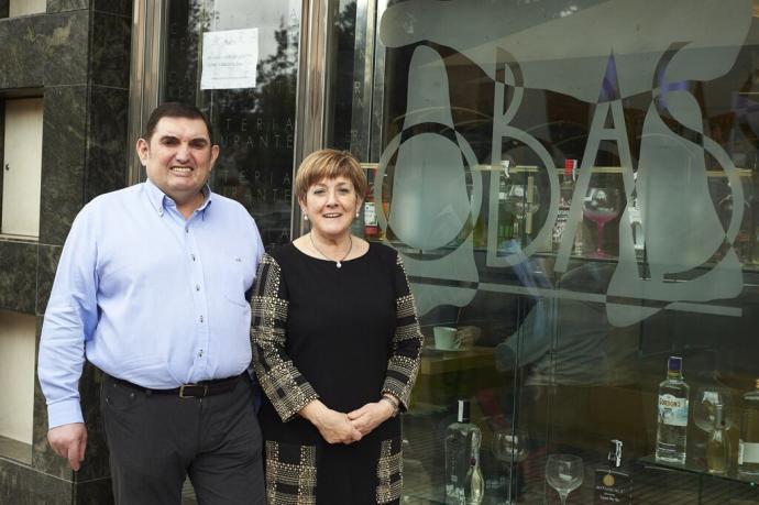 Pedro Amatria y Mari Flores Senar posan en el interior del restaurante Obas, en la calle Irunlarrea.