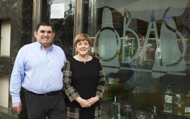 Pedro Amatria y Mari Flores Senar posan en el interior del restaurante Obas, en la calle Irunlarrea.