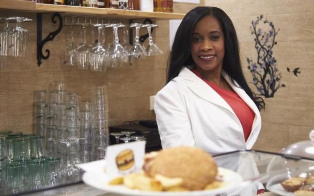 María Salazar, nueva dueña de la hamburguesería Salazar Burger