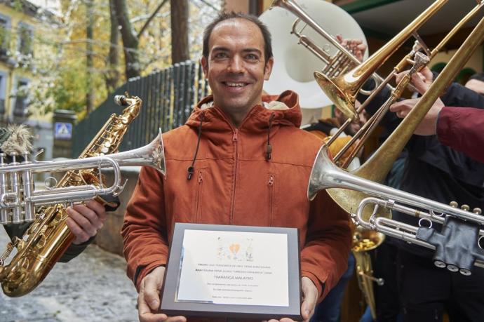 Los integrantes de la Txaranga Malatxo posan con la pancarta de oro, el premio recibido de manos de la Peña Anaitasuna, junto a la que llevan 20 años tocando.