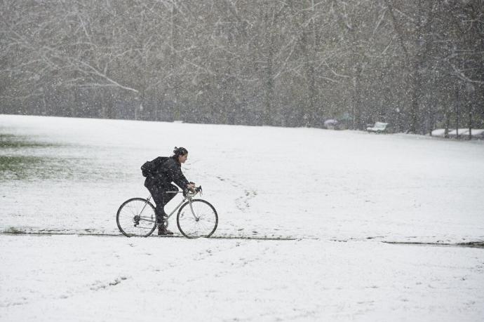 En bici en plena nevada en Pamplona.