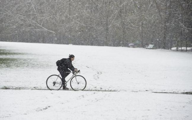 En bici en plena nevada en Pamplona. En bici en plena nevada en Pamplona.
