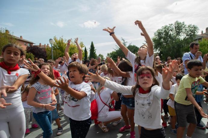 Despedida de la Comparsa de Gigantes y Cabezudos en el último día de fiestas en Zizur, en 2019.