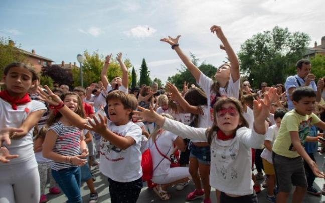 Despedida de la Comparsa de Gigantes y Cabezudos en el último día de fiestas en Zizur, en 2019.