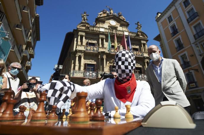 Rey Enigma juega una partida en la presentación del Gran Torneo Internacional de Ajedrez San Fermin Mundial