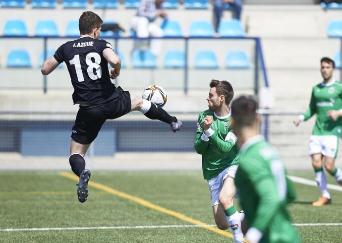 Azcue despeja un balón ante la presencia de Iriguíbel, que anotó el primer gol.