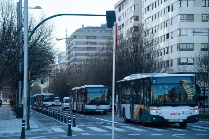 Varias villavesas circulan por la avenida de Pío XII