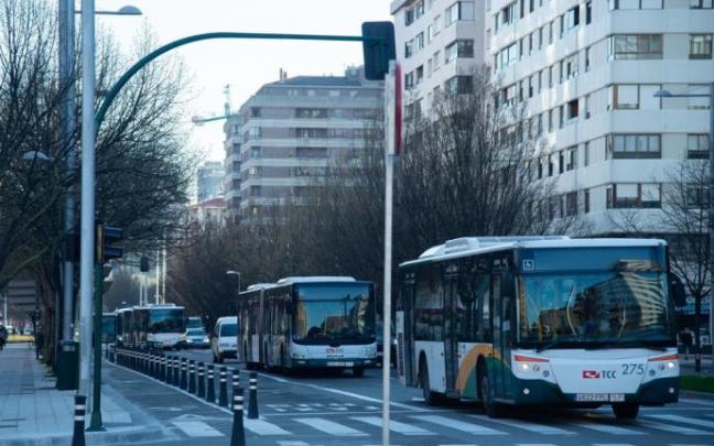 Varias villavesas circulan por la avenida de Pío XII