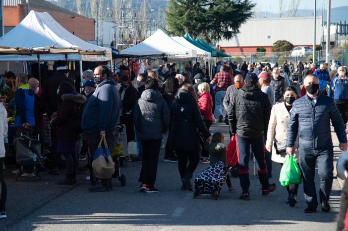 Clientes en el mercadillo de Landaben, dividido en dos zonas con accesos diferentes para evitar aglomeraciones durante la pandemia del coronavirus.