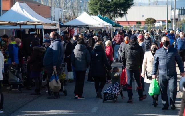 Clientes en el mercadillo de Landaben, dividido en dos zonas con accesos diferentes para evitar aglomeraciones durante la pandemia del coronavirus.