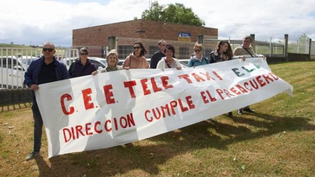 Concentración de trabajadores de Tele-Taxi Concentración de trabajadores de Tele-Taxi
