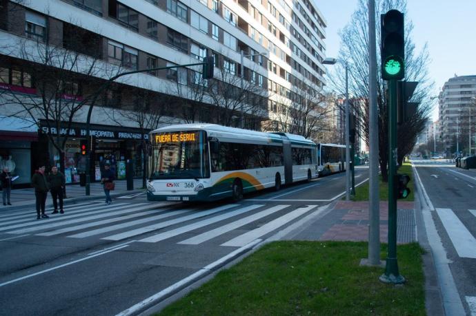 Villavesas, a su paso por la avenida Pío XII de Pamplona