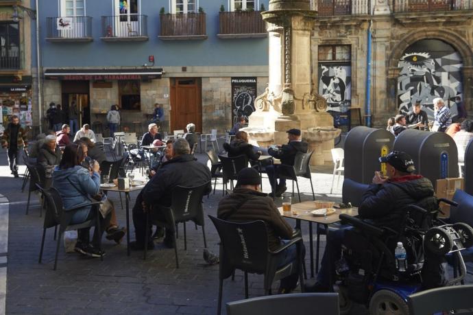 Terraza a rebosar en la plaza de Navarrería.