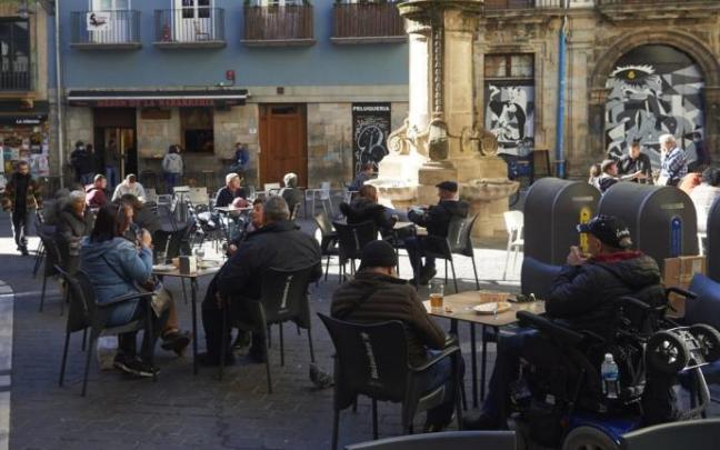 Terraza a rebosar en la plaza de Navarrería. Terraza a rebosar en la plaza de Navarrería.