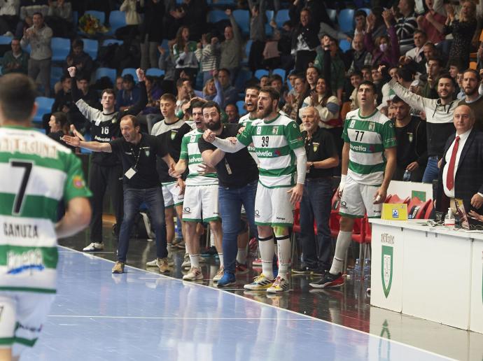 El banquillo del Helvetia celebra un gol