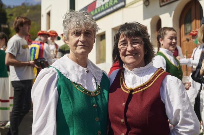 Feli Cantero y Yolanda Caballero, ambas vecinas de Luzaide, posan vestidas con el traje típico antes de participar en el Bolant Eguna.