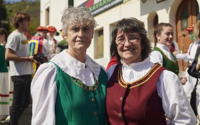 Feli Cantero y Yolanda Caballero, ambas vecinas de Luzaide, posan vestidas con el traje típico antes de participar en el Bolant Eguna.